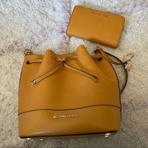 Michael Kors Jet Set Travel Marigold Bucket Handbag & Wallet